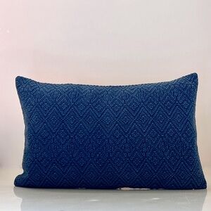 Pottery Barn Lumbar Textured Cover 16 x 26 inches NWOT